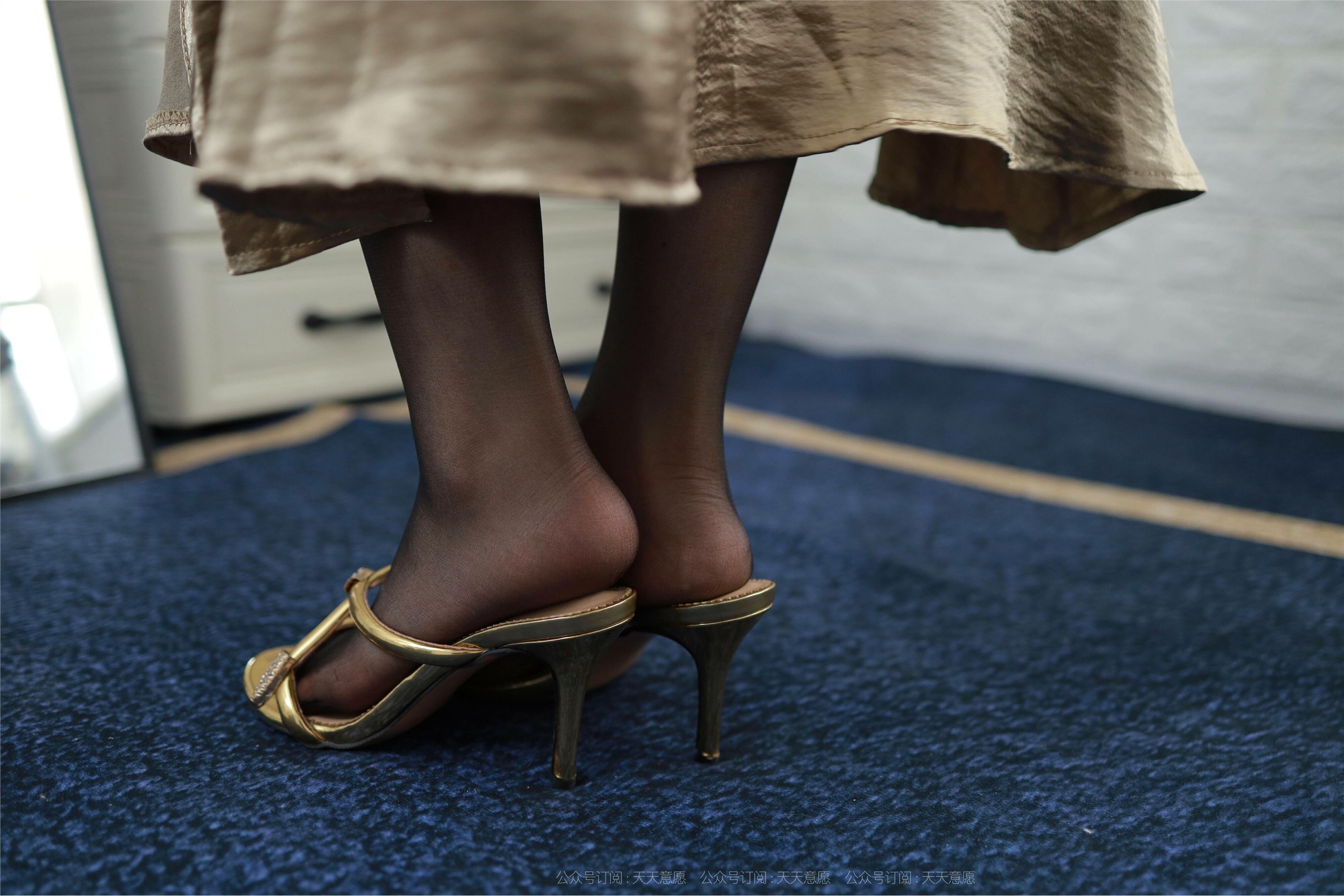 IESS异思趣向  2021.08.31 丝享家905：小婕《金色吊带裙》